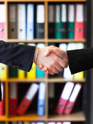 A picture of two person shaking hands