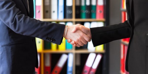 A picture of two person shaking hands